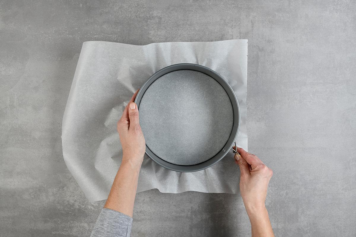 Vorbereiten einer Springform mit Backpapier