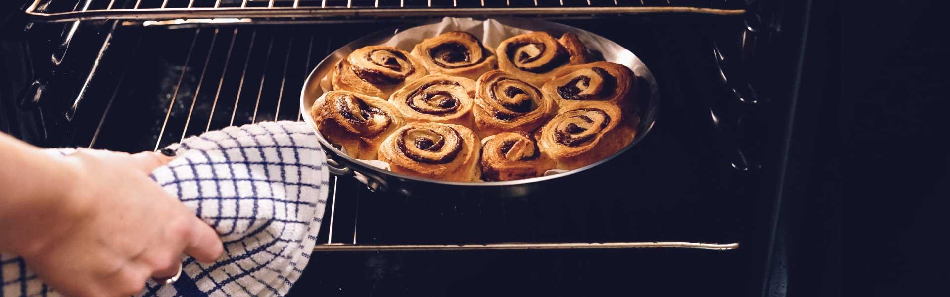 Kleines rundes Blätterteig-Gebäck mit Schokokringel