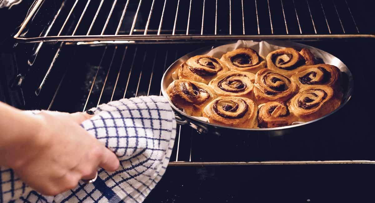 Kleines rundes Blätterteig-Gebäck mit Schokokringel