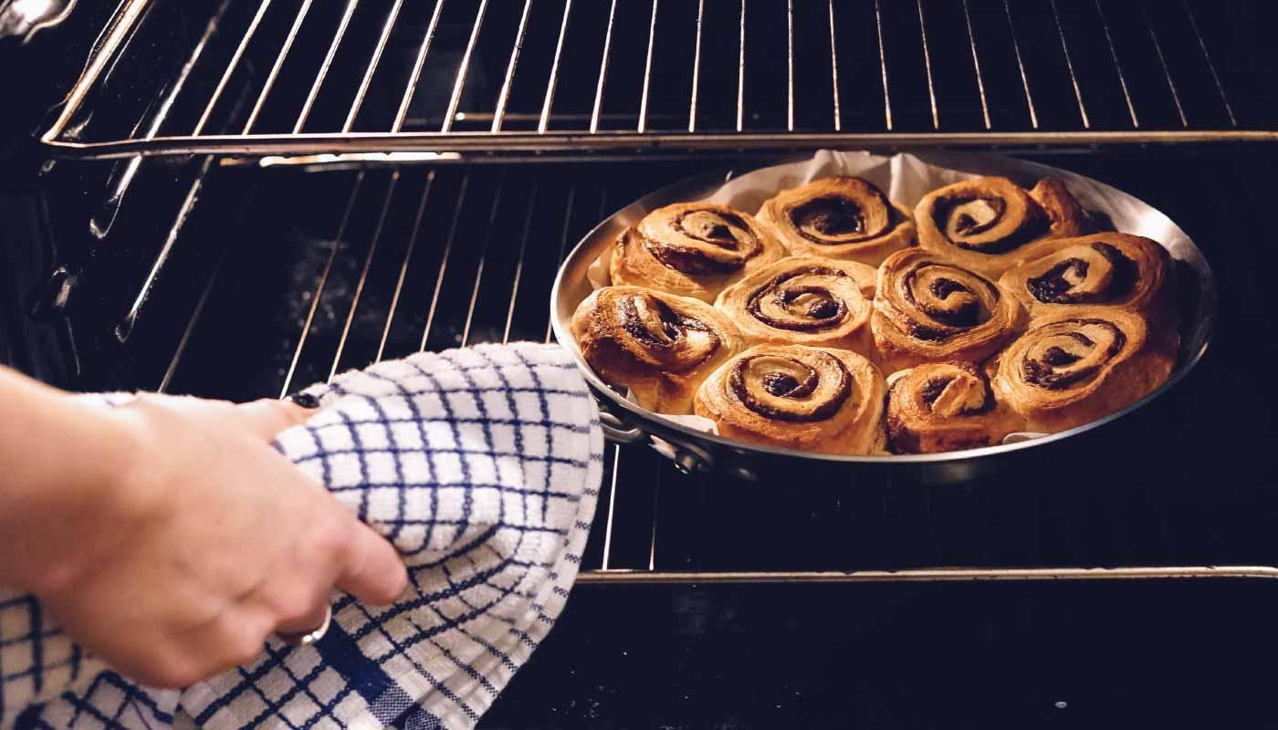 Kleines rundes Blätterteig-Gebäck mit Schokokringel