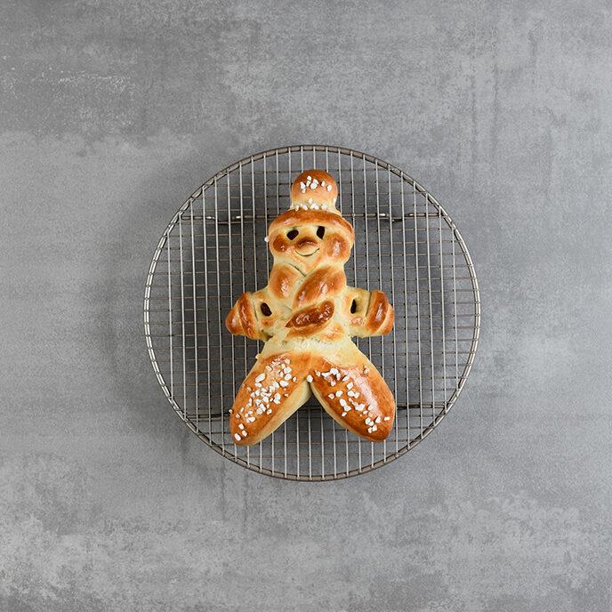 Fertig gebackener Grittibänz auf Kuchenrost