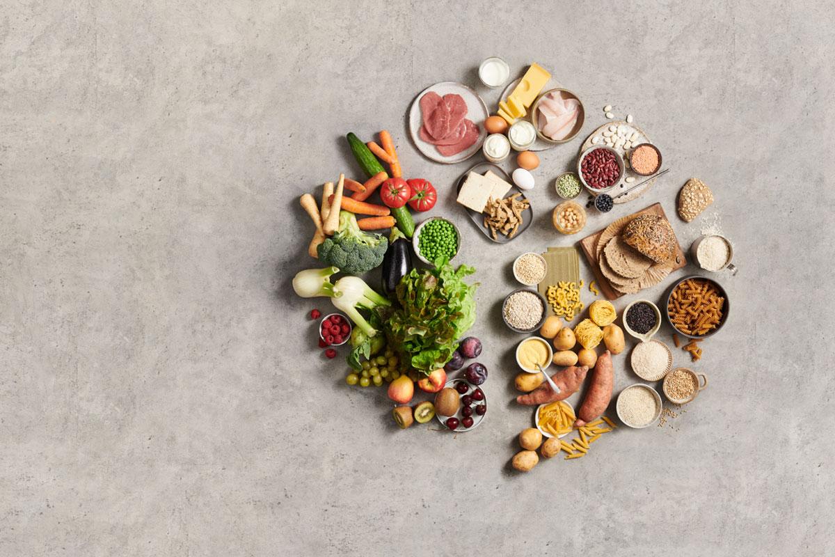 Potpourri aus Gemüse, Obst, Gewürzen und Kräutern, Brot und Aufschnitt