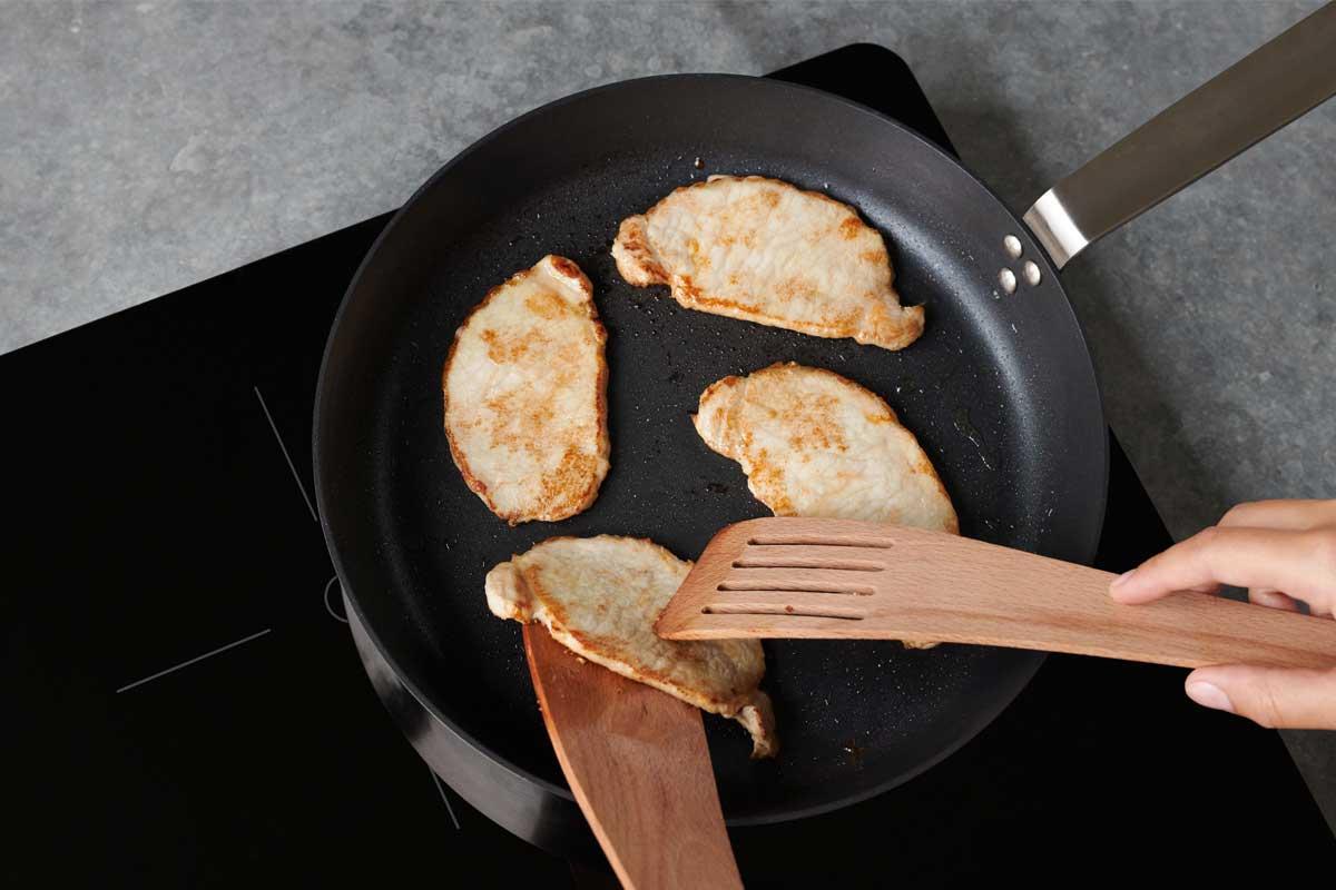 Fleisch in teflonbeschichteter Pfanne