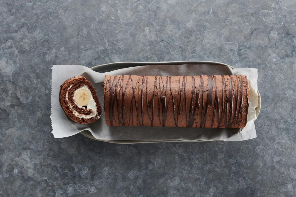 Schokoladenroulade, aus der Kategorie . Zubereitungsmethode Backen. Das fertige Gericht schön angerichtet und fotografiert aus Vogelperspektive (Food Fotografie). Serviervorschlag, Original Tiptopf Rezept, aus dem bekanntesten Kochbuch der Schweiz