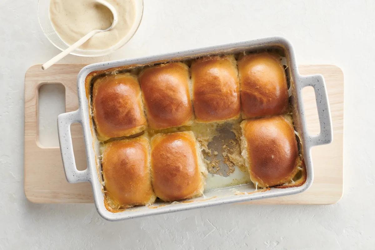 Dampfnudeln aus der Kategorie Gebäck süss. Zubereitungsmethode Backen. Das fertige Gericht schön angerichtet und fotografiert aus Vogelperspektive (Food Fotografie). Serviervorschlag, Original Tiptopf Rezept, aus dem bekanntesten Kochbuch der Schweiz