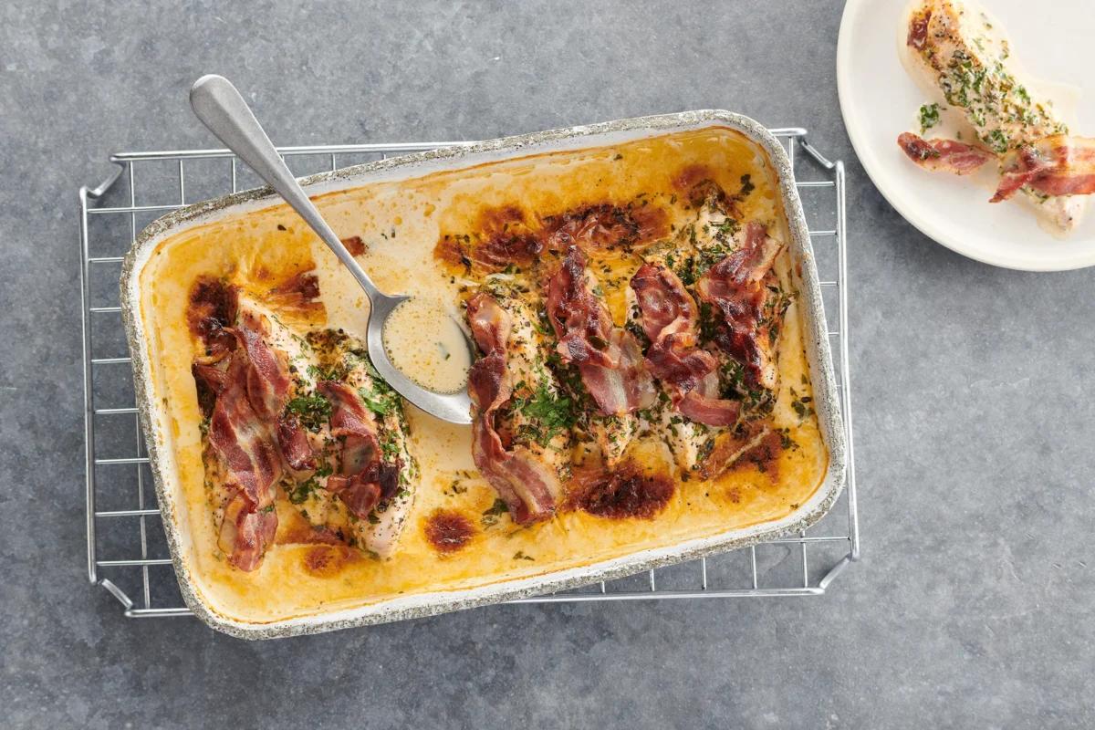 Pouletbrüstchen im Ofen aus der Kategorie Fleisch &amp; Fisch. Das fertige Gericht schön angerichtet und fotografiert aus Vogelperspektive (Food Fotografie). Serviervorschlag, Original Tiptopf Rezept, aus dem bekanntesten Kochbuch der Schweiz