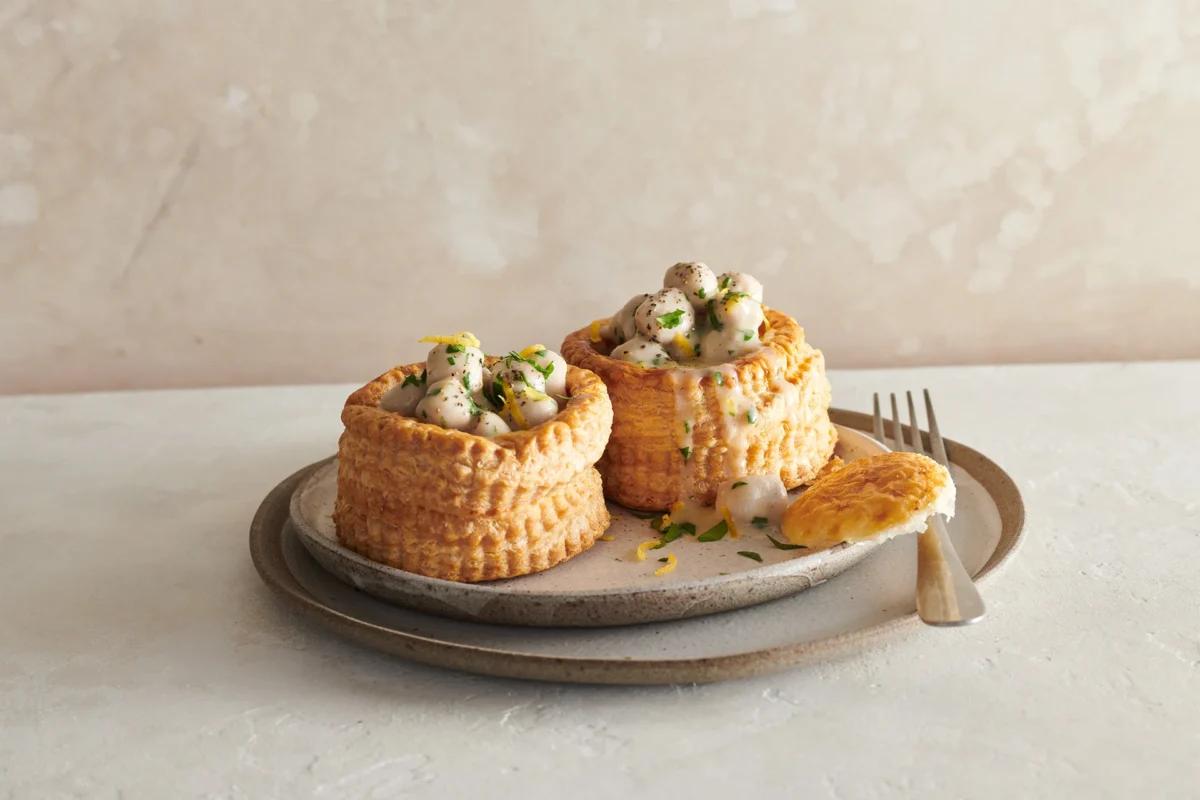 Pastetli mit Brätkügeli aus der Kategorie Fleisch &amp; Fisch. Das fertige Gericht schön angerichtet und fotografiert aus Vogelperspektive (Food Fotografie). Serviervorschlag, Original Tiptopf Rezept, aus dem bekanntesten Kochbuch der Schweiz