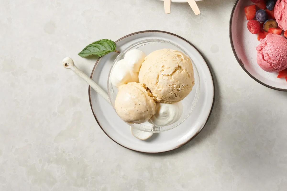 Vanilleglace aus der Kategorie Desserts. Das fertige Gericht schön angerichtet und fotografiert aus Vogelperspektive (Food Fotografie). Serviervorschlag, Original Tiptopf Rezept, aus dem bekanntesten Kochbuch der Schweiz