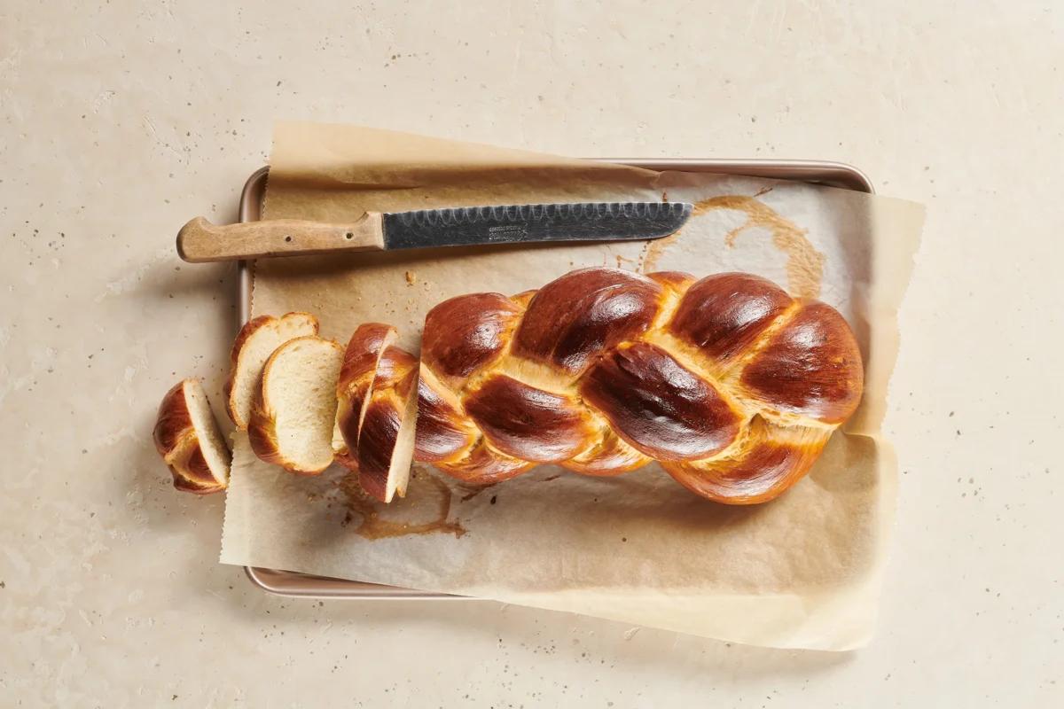 Zopf aus der Kategorie Getreide (2). Zubereitungsmethode Backen. Das fertige Gericht schön angerichtet und fotografiert aus Vogelperspektive (Food Fotografie). Serviervorschlag, Original Tiptopf Rezept, aus dem bekanntesten Kochbuch der Schweiz