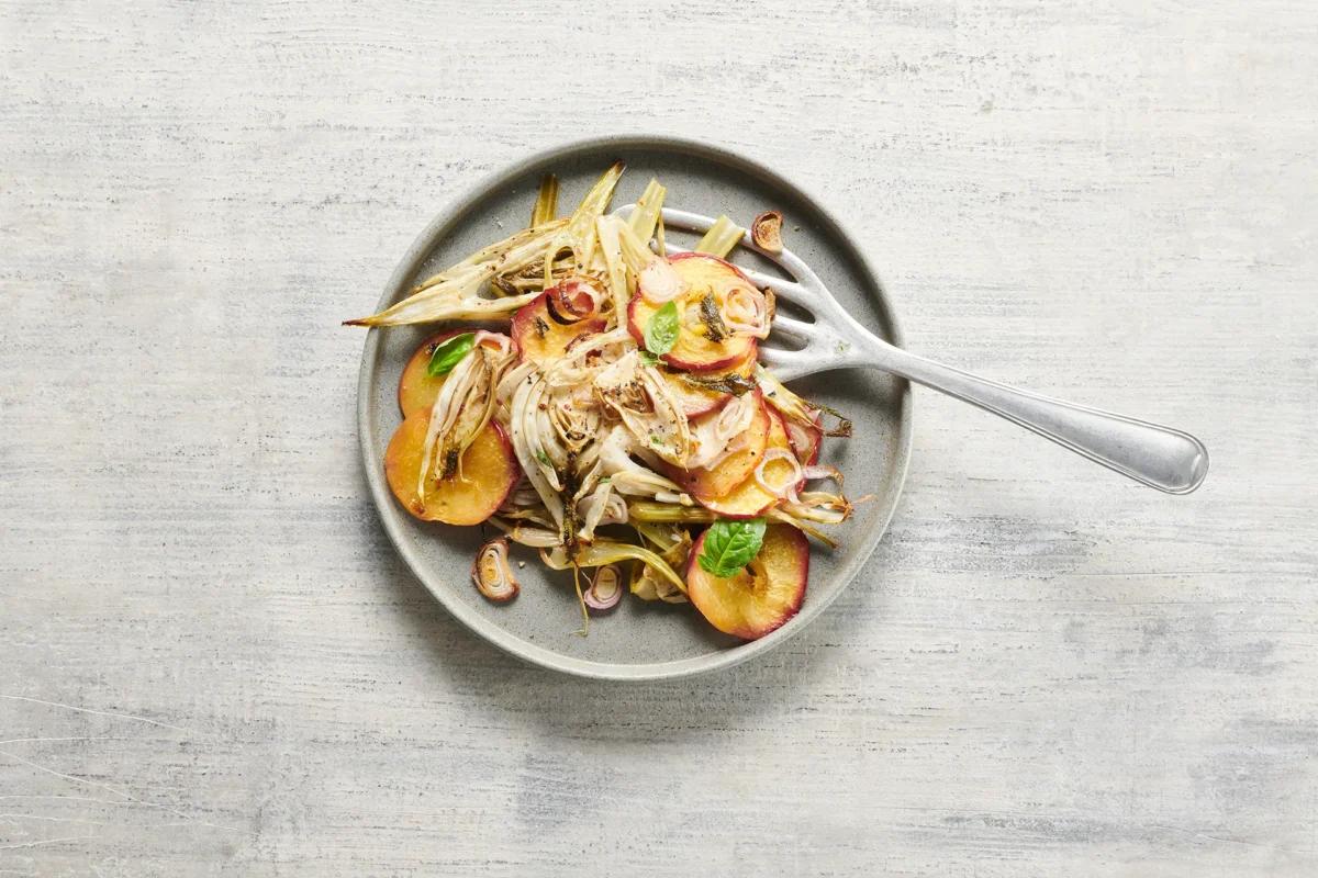 Ofenfenchel aus der Kategorie Gemüse (2). Das fertige Gericht schön angerichtet und fotografiert aus Vogelperspektive (Food Fotografie). Serviervorschlag, Original Tiptopf Rezept, aus dem bekanntesten Kochbuch der Schweiz