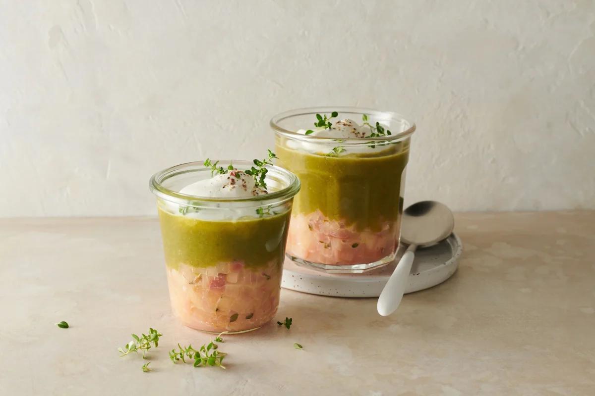 Lauch-Apfel-Suppe aus der Kategorie Suppen. Zubereitungsmethode Dünsten. Das fertige Gericht schön angerichtet und fotografiert aus Vogelperspektive (Food Fotografie). Serviervorschlag, Original Tiptopf Rezept, aus dem bekanntesten Kochbuch der Schweiz