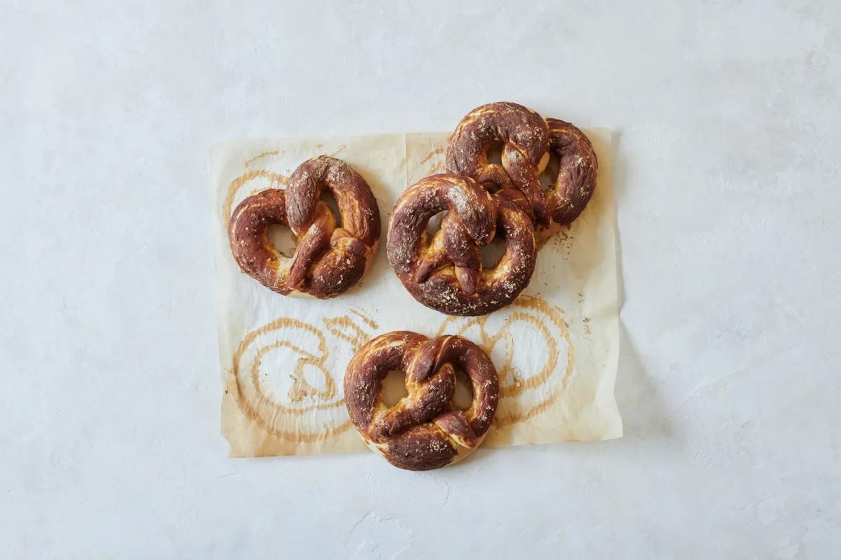 Laugenbretzel aus der Kategorie Gebäck salzig. Das fertige Gericht schön angerichtet und fotografiert aus Vogelperspektive (Food Fotografie). Serviervorschlag, Original Tiptopf Rezept, aus dem bekanntesten Kochbuch der Schweiz
