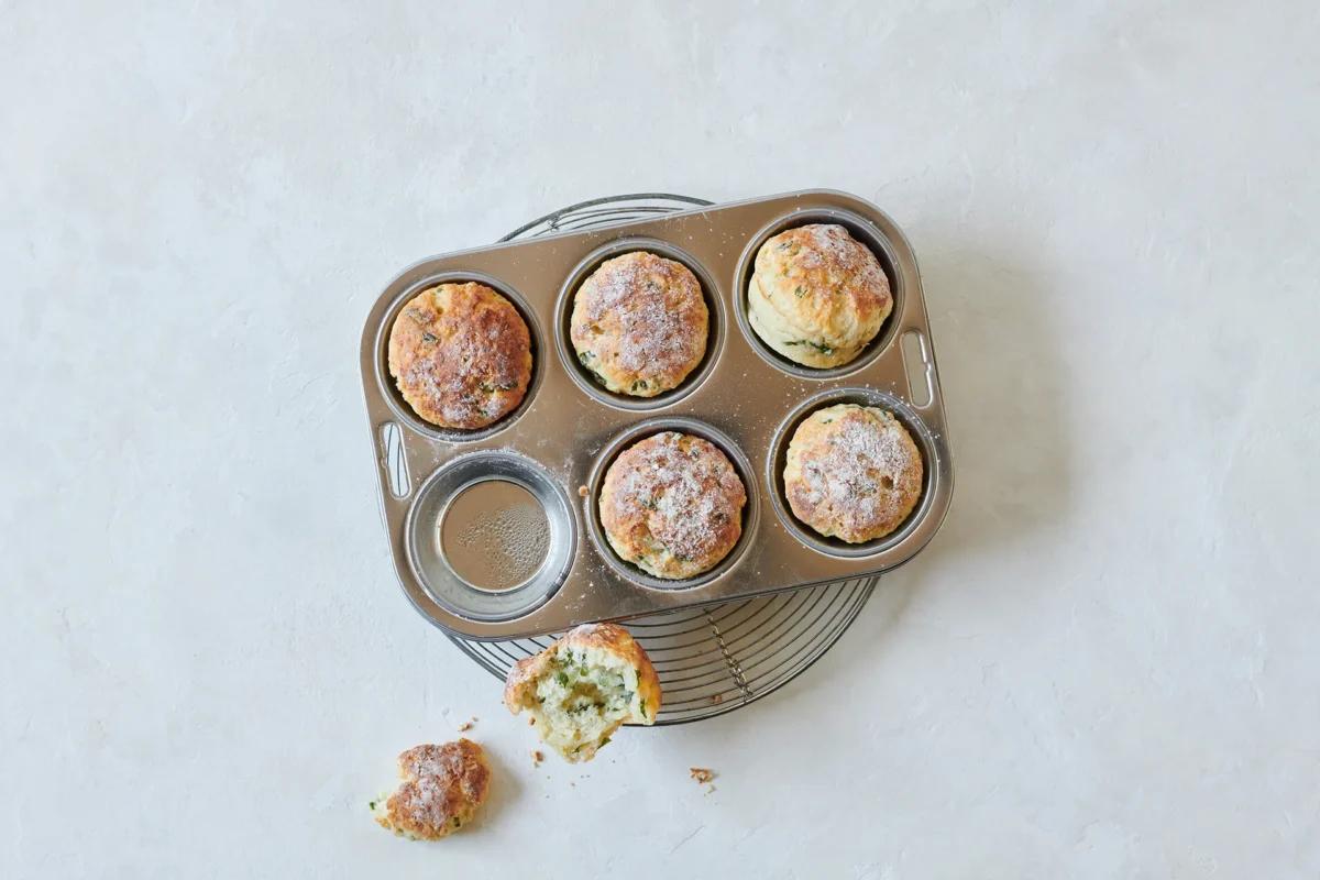 Bärlauchbrötchen aus der Kategorie Getreide (2). Das fertige Gericht schön angerichtet und fotografiert aus Vogelperspektive (Food Fotografie). Serviervorschlag, Original Tiptopf Rezept, aus dem bekanntesten Kochbuch der Schweiz