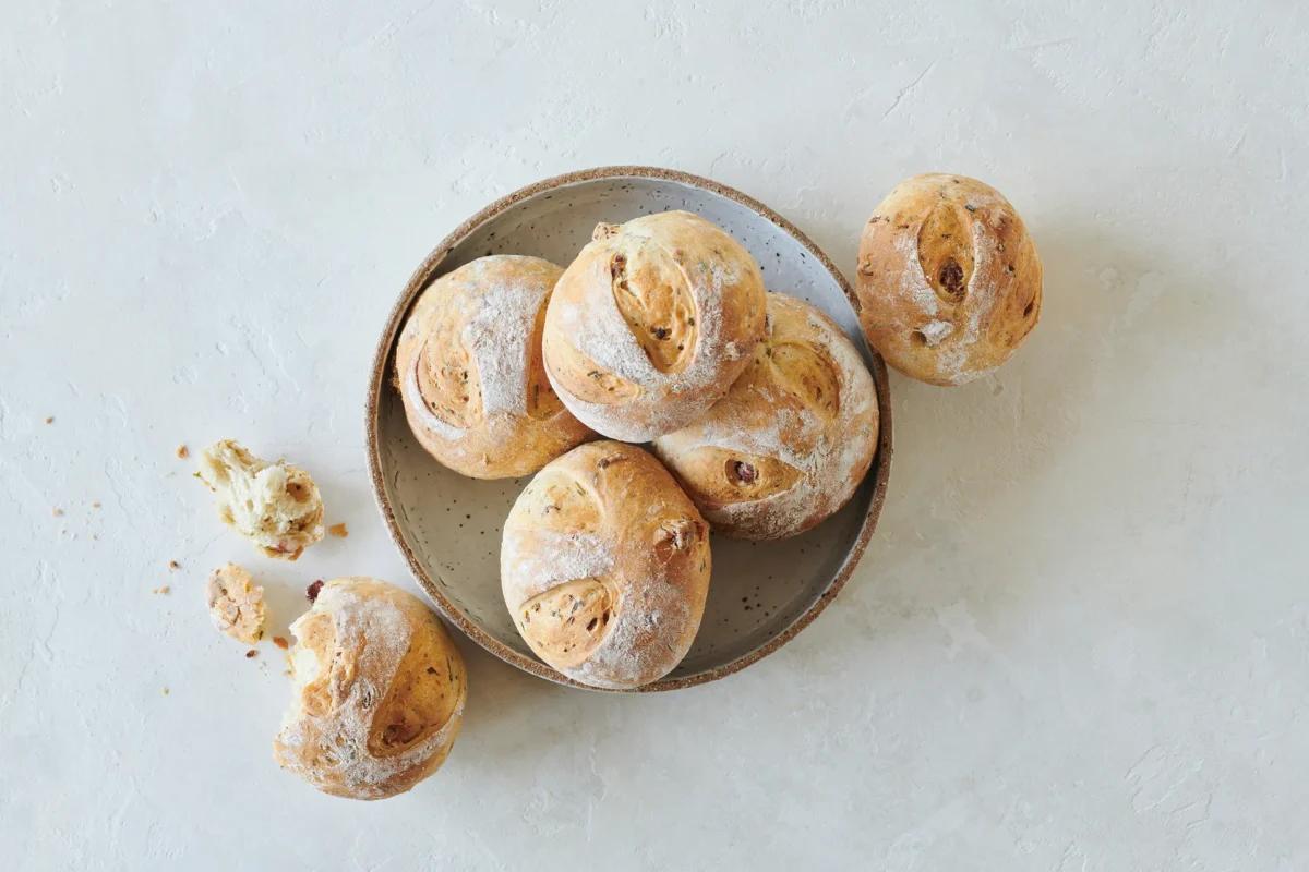 Speckbrot aus der Kategorie Gebäck salzig. Das fertige Gericht schön angerichtet und fotografiert aus Vogelperspektive (Food Fotografie). Serviervorschlag, Original Tiptopf Rezept, aus dem bekanntesten Kochbuch der Schweiz