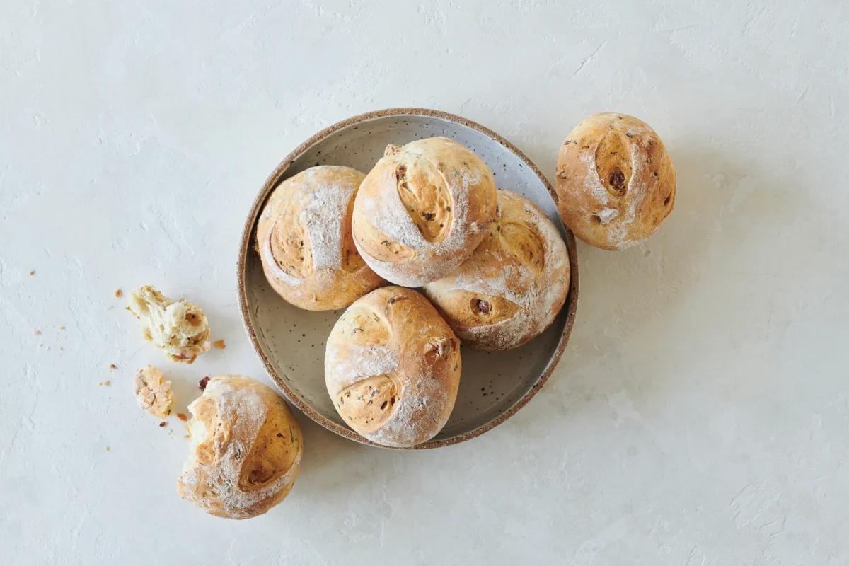 Speckbrot. Das fertige Gericht schön angerichtet und fotografiert aus Vogelperspektive (Food Fotografie). Serviervorschlag, Original Tiptopf Rezept, aus dem bekanntesten Kochbuch der Schweiz