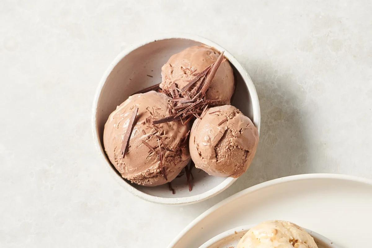 Schokoladenglace aus der Kategorie Desserts. Das fertige Gericht schön angerichtet und fotografiert aus Vogelperspektive (Food Fotografie). Serviervorschlag, Original Tiptopf Rezept, aus dem bekanntesten Kochbuch der Schweiz