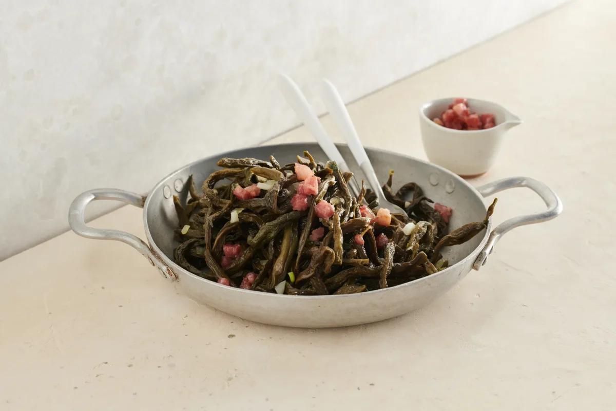 Dörrbohnen aus der Kategorie Gemüse. Das fertige Gericht schön angerichtet und fotografiert aus Vogelperspektive (Food Fotografie). Serviervorschlag, Original Tiptopf Rezept, aus dem bekanntesten Kochbuch der Schweiz