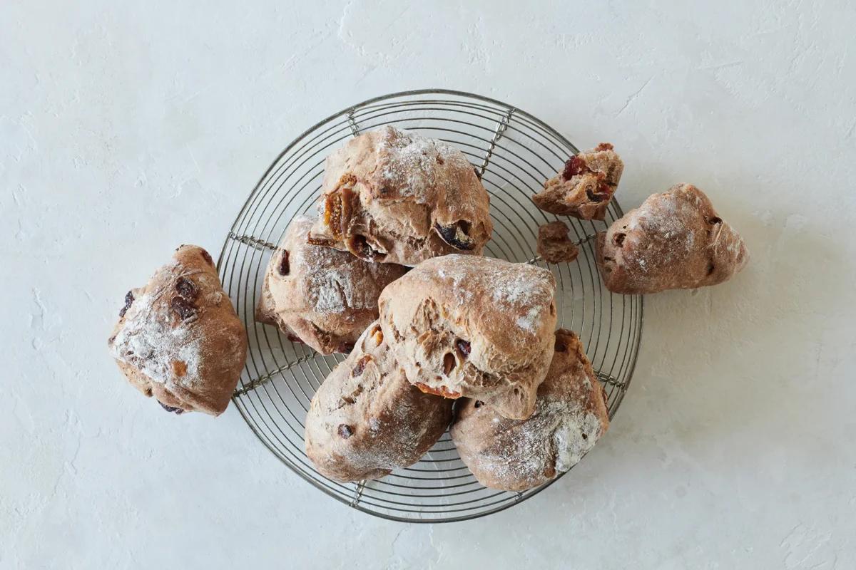 Früchtebrot, aus der Kategorie . Zubereitungsmethode Backen. Das fertige Gericht schön angerichtet und fotografiert aus Vogelperspektive (Food Fotografie). Serviervorschlag, Original Tiptopf Rezept, aus dem bekanntesten Kochbuch der Schweiz