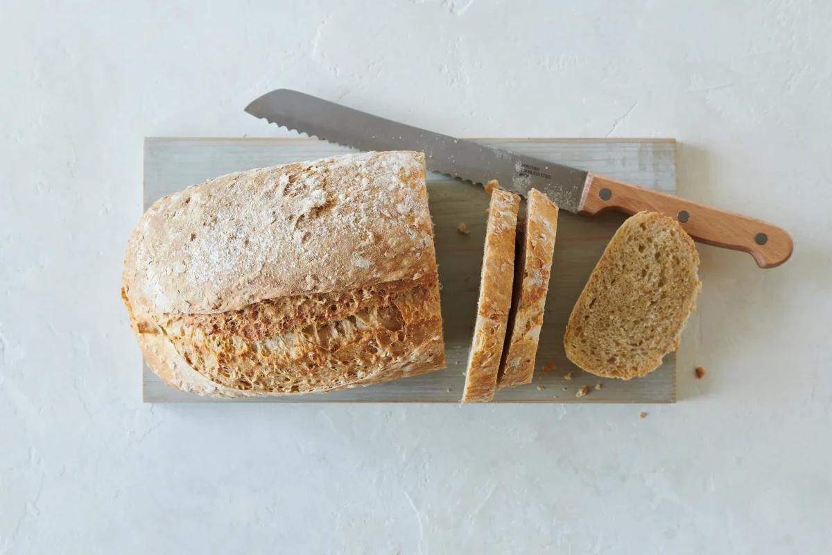 Fitnessbrot aus der Kategorie Getreide (2). Zubereitungsmethode Backen. Das fertige Gericht schön angerichtet und fotografiert aus Vogelperspektive (Food Fotografie). Serviervorschlag, Original Tiptopf Rezept, aus dem bekanntesten Kochbuch der Schweiz