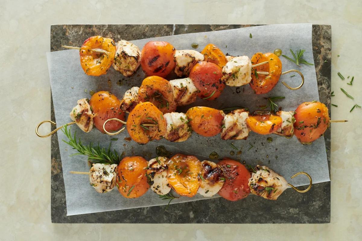 Spiesschen aus der Kategorie Fleisch &amp; Fisch. Das fertige Gericht schön angerichtet und fotografiert aus Vogelperspektive (Food Fotografie). Serviervorschlag, Original Tiptopf Rezept, aus dem bekanntesten Kochbuch der Schweiz