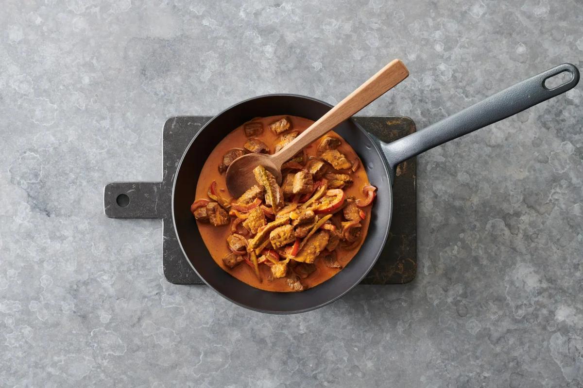 Stroganoff aus der Kategorie Fleisch &amp; Fisch. Zubereitungsmethode Braten. Das fertige Gericht schön angerichtet und fotografiert aus Vogelperspektive (Food Fotografie). Serviervorschlag, Original Tiptopf Rezept, aus dem bekanntesten Kochbuch der Schweiz