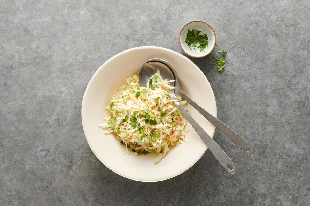 Cole Slaw aus der Kategorie Salate. Zubereitungsmethode keine. Das fertige Gericht schön angerichtet und fotografiert aus Vogelperspektive (Food Fotografie). Serviervorschlag, Original Tiptopf Rezept, aus dem bekanntesten Kochbuch der Schweiz