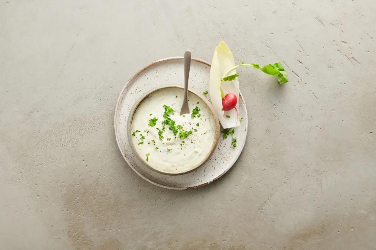 Kräuterdip aus der Kategorie Snacks &amp; Fingerfood. Das fertige Gericht schön angerichtet und fotografiert aus Vogelperspektive (Food Fotografie). Serviervorschlag, Original Tiptopf Rezept, aus dem bekanntesten Kochbuch der Schweiz