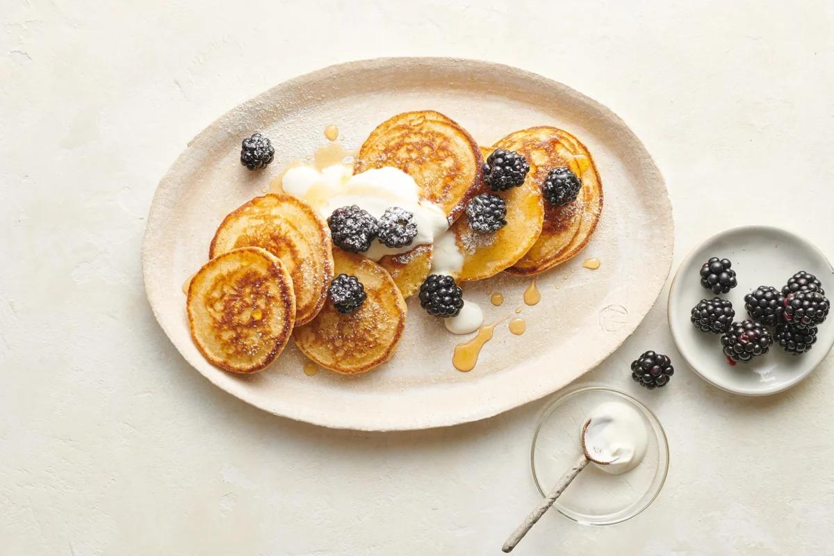 Pancakes aus der Kategorie Frühstück &amp; Brunch. Das fertige Gericht schön angerichtet und fotografiert aus Vogelperspektive (Food Fotografie). Serviervorschlag, Original Tiptopf Rezept, aus dem bekanntesten Kochbuch der Schweiz