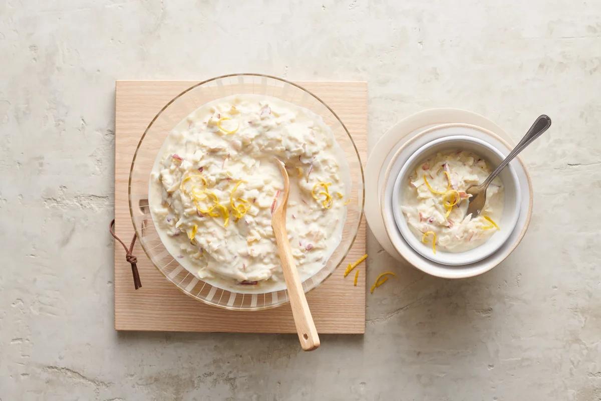 Apfel-Joghurt-Creme aus der Kategorie Desserts. Das fertige Gericht schön angerichtet und fotografiert aus Vogelperspektive (Food Fotografie). Serviervorschlag, Original Tiptopf Rezept, aus dem bekanntesten Kochbuch der Schweiz