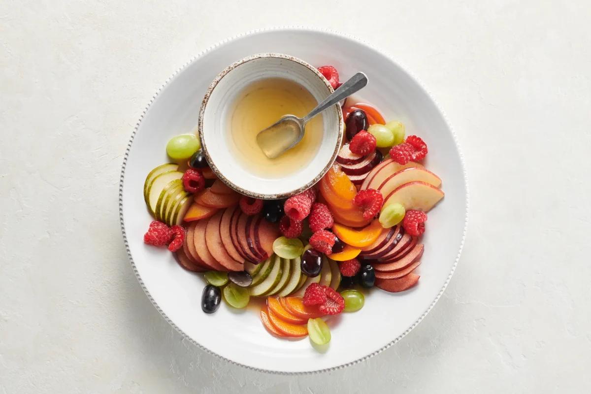 Fruchtsalat aus der Kategorie Desserts. Zubereitungsmethode Rohkost. Das fertige Gericht schön angerichtet und fotografiert aus Vogelperspektive (Food Fotografie). Serviervorschlag, Original Tiptopf Rezept, aus dem bekanntesten Kochbuch der Schweiz