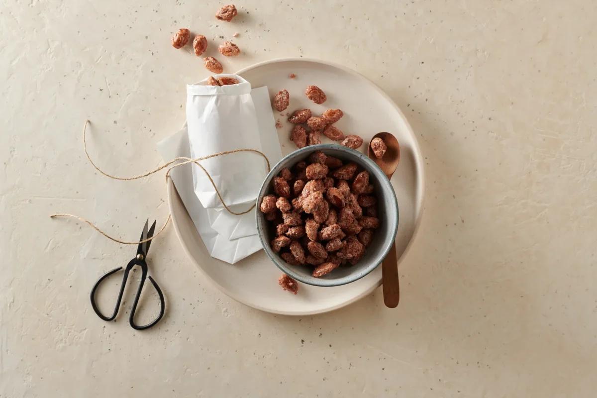 Gebrannte Mandeln aus der Kategorie Desserts. Das fertige Gericht schön angerichtet und fotografiert aus Vogelperspektive (Food Fotografie). Serviervorschlag, Original Tiptopf Rezept, aus dem bekanntesten Kochbuch der Schweiz