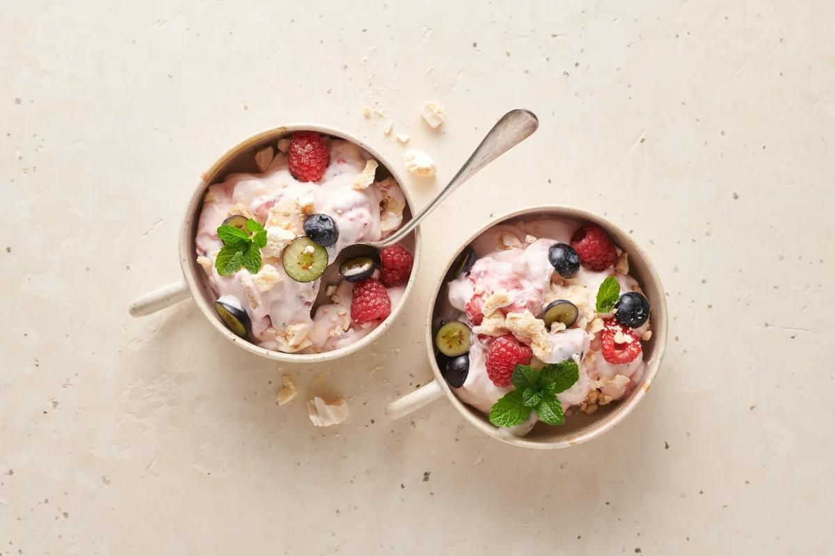 Beerencreme aus der Kategorie Desserts. Das fertige Gericht schön angerichtet und fotografiert aus Vogelperspektive (Food Fotografie). Serviervorschlag, Original Tiptopf Rezept, aus dem bekanntesten Kochbuch der Schweiz