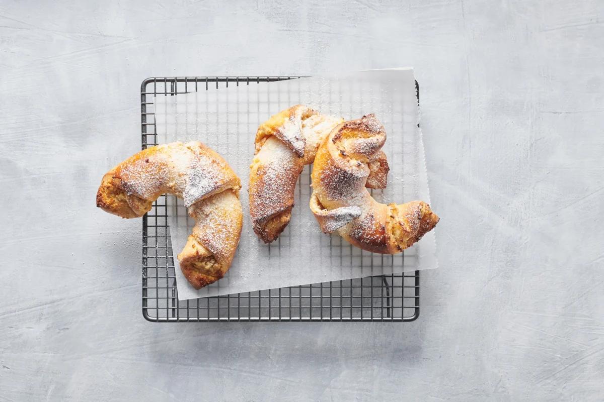 Hefenussgipfel. Das fertige Gericht schön angerichtet und fotografiert aus Vogelperspektive (Food Fotografie). Serviervorschlag, Original Tiptopf Rezept, aus dem bekanntesten Kochbuch der Schweiz