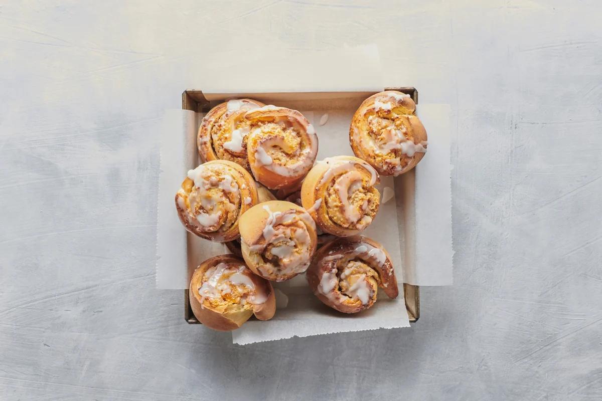 Hefeschnecken aus der Kategorie Gebäck süss. Das fertige Gericht schön angerichtet und fotografiert aus Vogelperspektive (Food Fotografie). Serviervorschlag, Original Tiptopf Rezept, aus dem bekanntesten Kochbuch der Schweiz