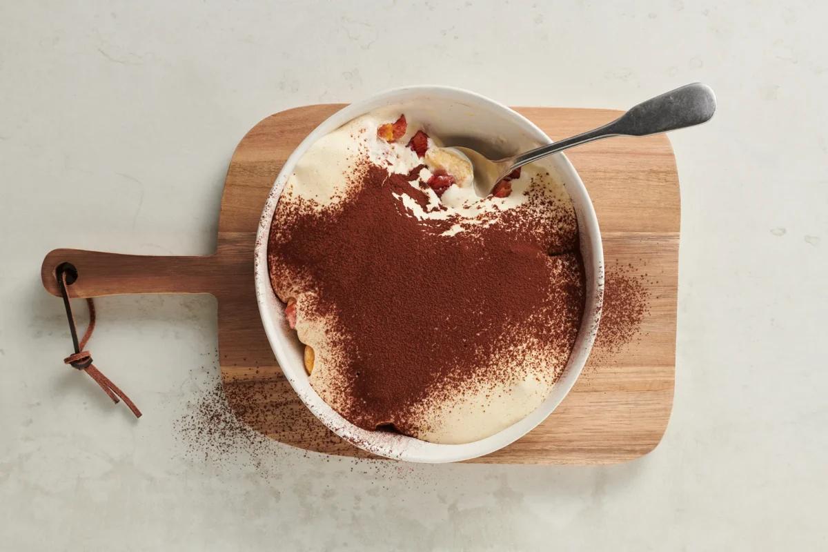 Orangentiramisu aus der Kategorie Desserts. Zubereitungsmethode keine. Das fertige Gericht schön angerichtet und fotografiert aus Vogelperspektive (Food Fotografie). Serviervorschlag, Original Tiptopf Rezept, aus dem bekanntesten Kochbuch der Schweiz