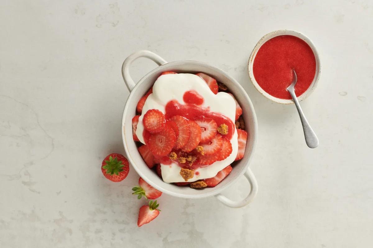 Beerentiramisu aus der Kategorie Desserts. Zubereitungsmethode keine. Das fertige Gericht schön angerichtet und fotografiert aus Vogelperspektive (Food Fotografie). Serviervorschlag, Original Tiptopf Rezept, aus dem bekanntesten Kochbuch der Schweiz