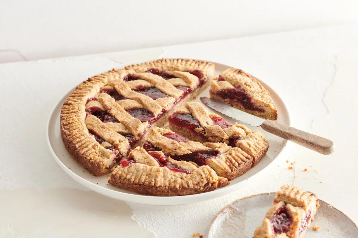 Linzertorte. Das fertige Gericht schön angerichtet und fotografiert aus Vogelperspektive (Food Fotografie). Serviervorschlag, Original Tiptopf Rezept, aus dem bekanntesten Kochbuch der Schweiz