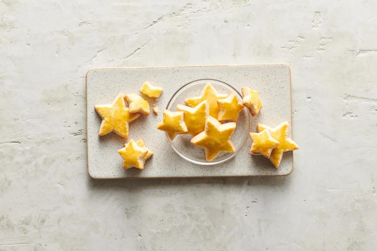 Mailänderli aus der Kategorie Gebäck süss. Zubereitungsmethode Backen. Das fertige Gericht schön angerichtet und fotografiert aus Vogelperspektive (Food Fotografie). Serviervorschlag, Original Tiptopf Rezept, aus dem bekanntesten Kochbuch der Schweiz