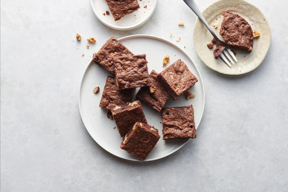 Brownies aus der Kategorie Gebäck süss. Das fertige Gericht schön angerichtet und fotografiert aus Vogelperspektive (Food Fotografie). Serviervorschlag, Original Tiptopf Rezept, aus dem bekanntesten Kochbuch der Schweiz