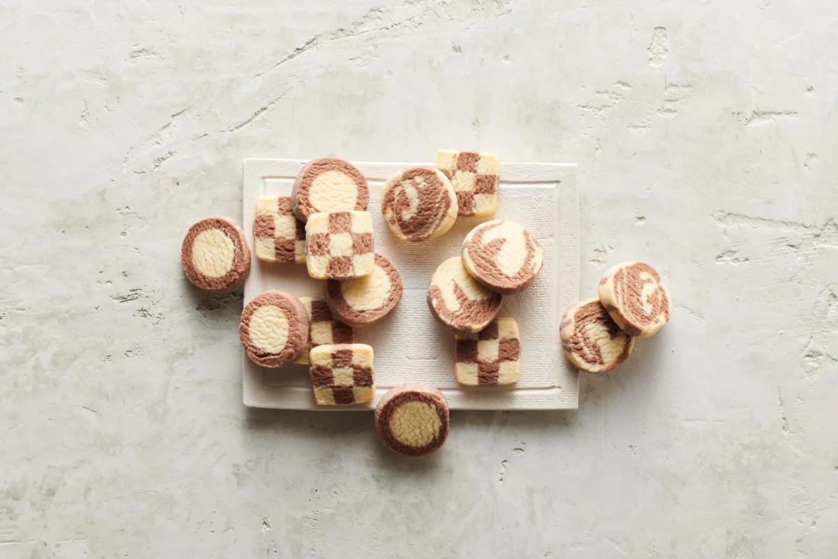 Sablés aus der Kategorie Gebäck süss. Das fertige Gericht schön angerichtet und fotografiert aus Vogelperspektive (Food Fotografie). Serviervorschlag, Original Tiptopf Rezept, aus dem bekanntesten Kochbuch der Schweiz