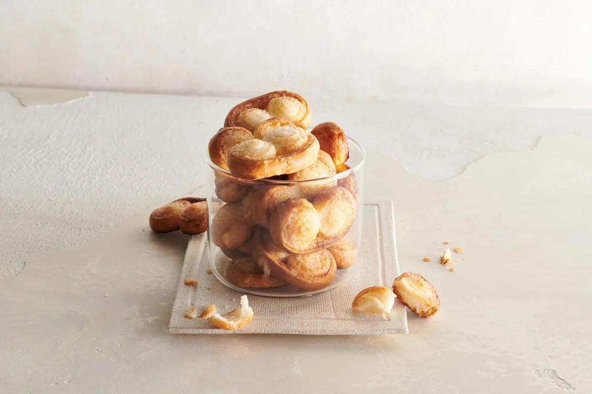 Prussiens aus der Kategorie Gebäck süss. Zubereitungsmethode Backen. Das fertige Gericht schön angerichtet und fotografiert aus Vogelperspektive (Food Fotografie). Serviervorschlag, Original Tiptopf Rezept, aus dem bekanntesten Kochbuch der Schweiz