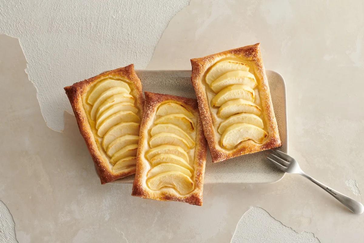 Jalousien aus der Kategorie Früchte. Das fertige Gericht schön angerichtet und fotografiert aus Vogelperspektive (Food Fotografie). Serviervorschlag, Original Tiptopf Rezept, aus dem bekanntesten Kochbuch der Schweiz