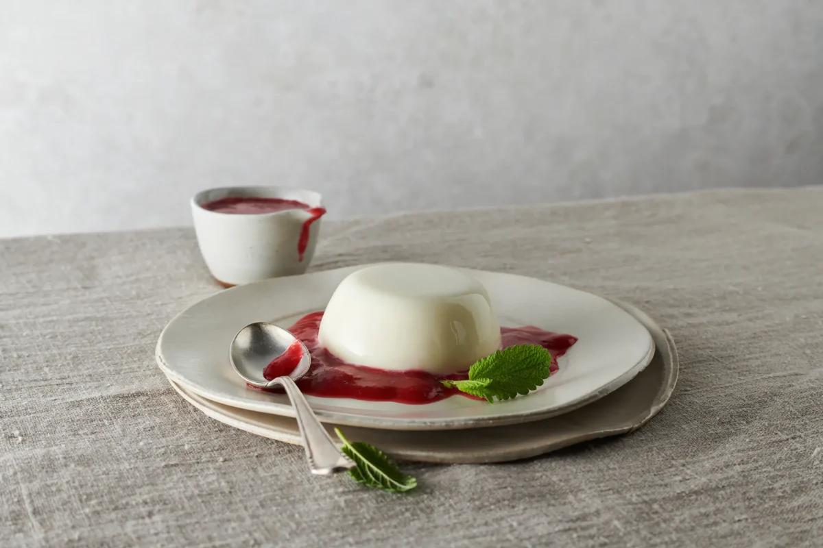 Pannacotta. Das fertige Gericht schön angerichtet und fotografiert aus Vogelperspektive (Food Fotografie). Serviervorschlag, Original Tiptopf Rezept, aus dem bekanntesten Kochbuch der Schweiz