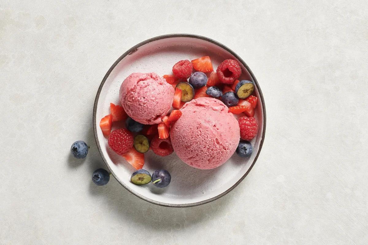 Beerenglace aus der Kategorie Früchte. Das fertige Gericht schön angerichtet und fotografiert aus Vogelperspektive (Food Fotografie). Serviervorschlag, Original Tiptopf Rezept, aus dem bekanntesten Kochbuch der Schweiz