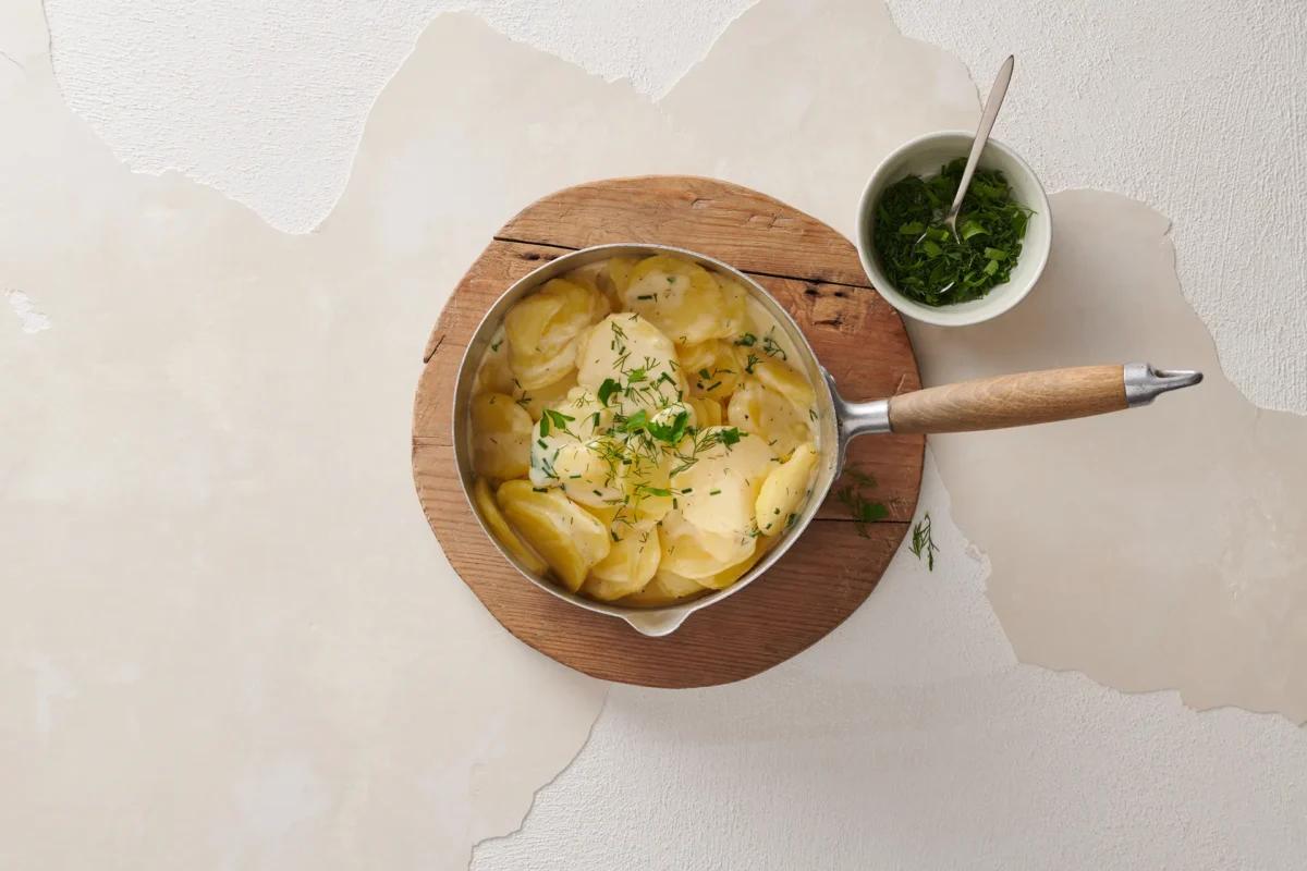 Rahmkartoffeln aus der Kategorie Kartoffeln &amp; Süsskartoffeln. Das fertige Gericht schön angerichtet und fotografiert aus Vogelperspektive (Food Fotografie). Serviervorschlag, Original Tiptopf Rezept, aus dem bekanntesten Kochbuch der Schweiz