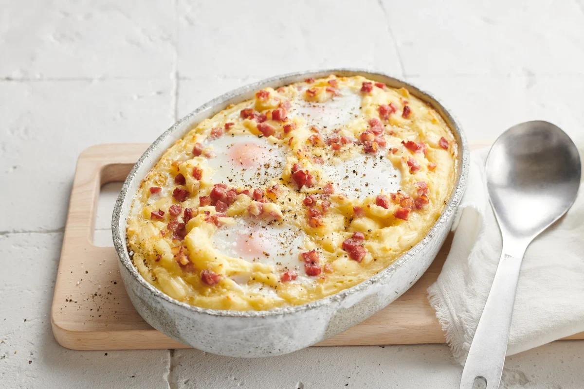 Ofenguck. Das fertige Gericht schön angerichtet und fotografiert aus Vogelperspektive (Food Fotografie). Serviervorschlag, Original Tiptopf Rezept, aus dem bekanntesten Kochbuch der Schweiz