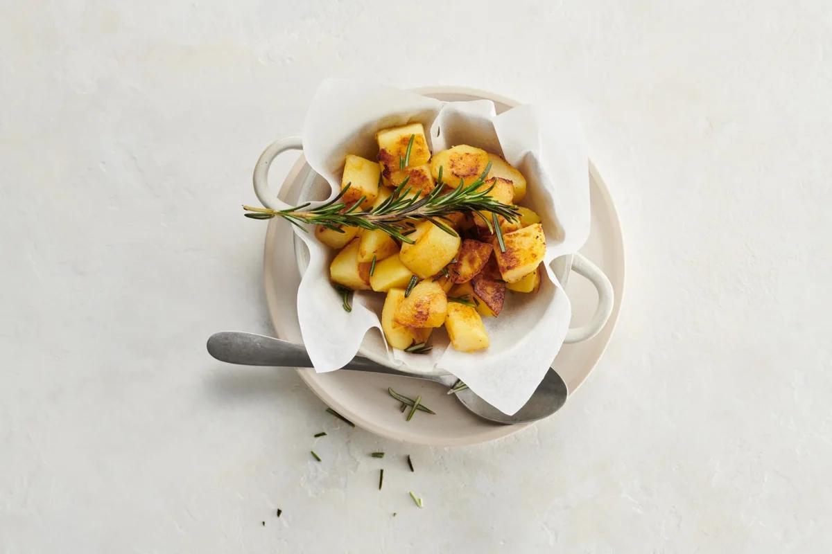 Bratkartoffeln aus der Kategorie Kartoffeln &amp; Süsskartoffeln. Zubereitungsmethode Braten. Das fertige Gericht schön angerichtet und fotografiert aus Vogelperspektive (Food Fotografie). Serviervorschlag, Original Tiptopf Rezept, aus dem bekanntesten Kochbuch der Schweiz