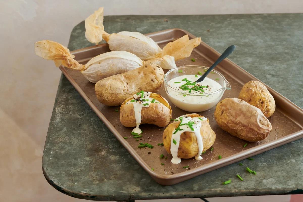 Baked Potatoes, aus der Kategorie . Zubereitungsmethode Backen. Das fertige Gericht schön angerichtet und fotografiert aus Vogelperspektive (Food Fotografie). Serviervorschlag, Original Tiptopf Rezept, aus dem bekanntesten Kochbuch der Schweiz