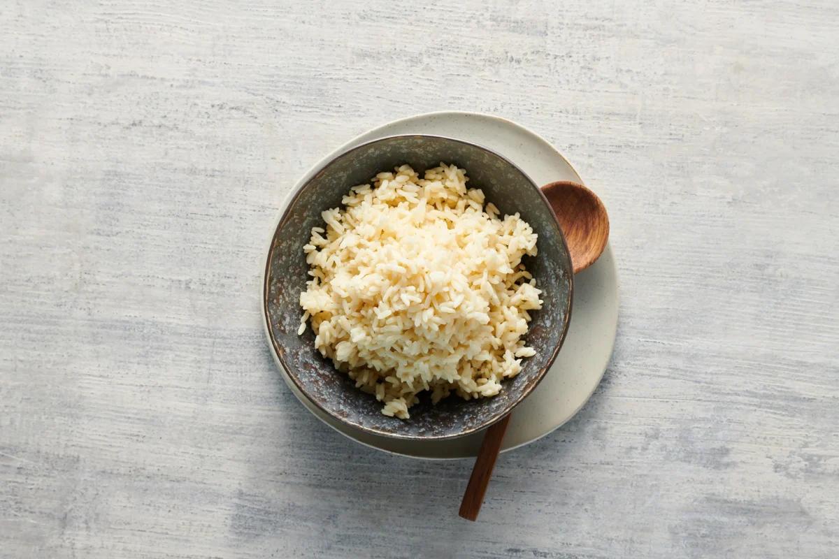 Reis aus der Kategorie Getreide. Das fertige Gericht schön angerichtet und fotografiert aus Vogelperspektive (Food Fotografie). Serviervorschlag, Original Tiptopf Rezept, aus dem bekanntesten Kochbuch der Schweiz