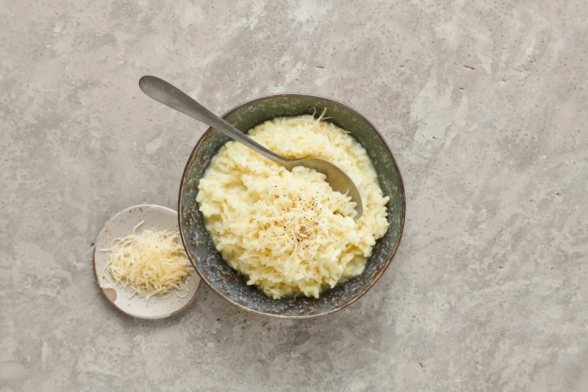 Risotto aus der Kategorie Getreide. Zubereitungsmethode Dünsten. Das fertige Gericht schön angerichtet und fotografiert aus Vogelperspektive (Food Fotografie). Serviervorschlag, Original Tiptopf Rezept, aus dem bekanntesten Kochbuch der Schweiz